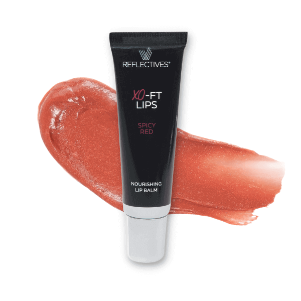 Getönter roter Lip Balm: Packshot XO-FT LIPS Spicy Red mit Produktklecks im Hintergrund.