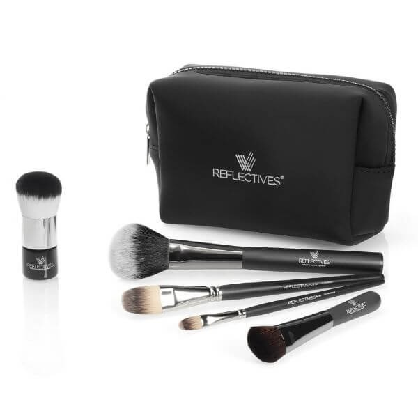 Make-up Pinsel-Set mit Kabuki-Pinsel aufgefächert vor Tasche.